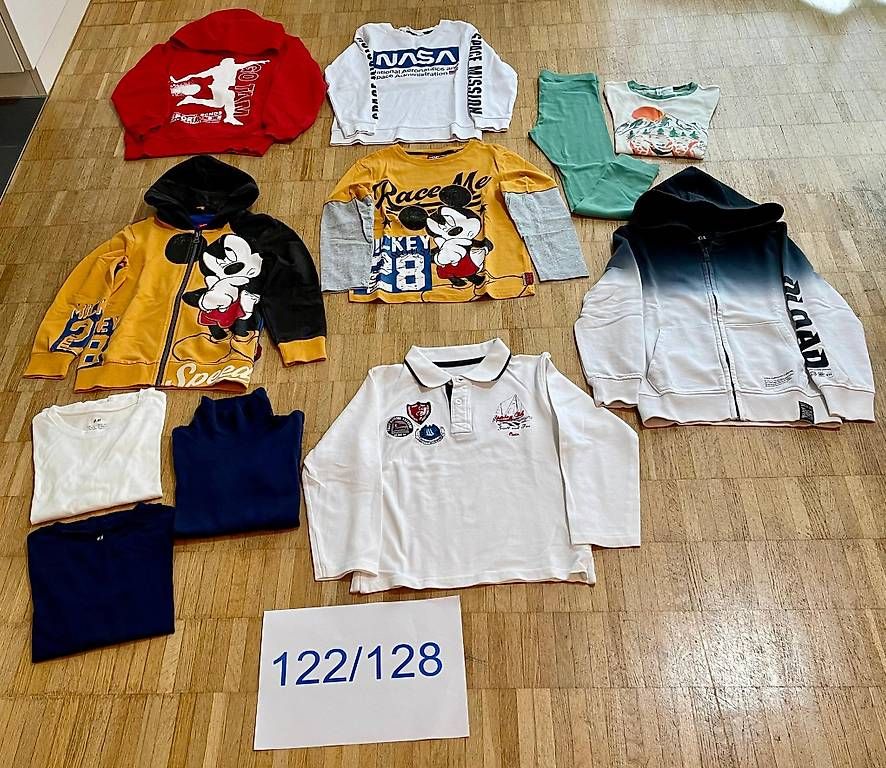 Pantalons: Kinderkleiderpaket Grösse 122/128 – D'occasion à Zürich par giovannisp
