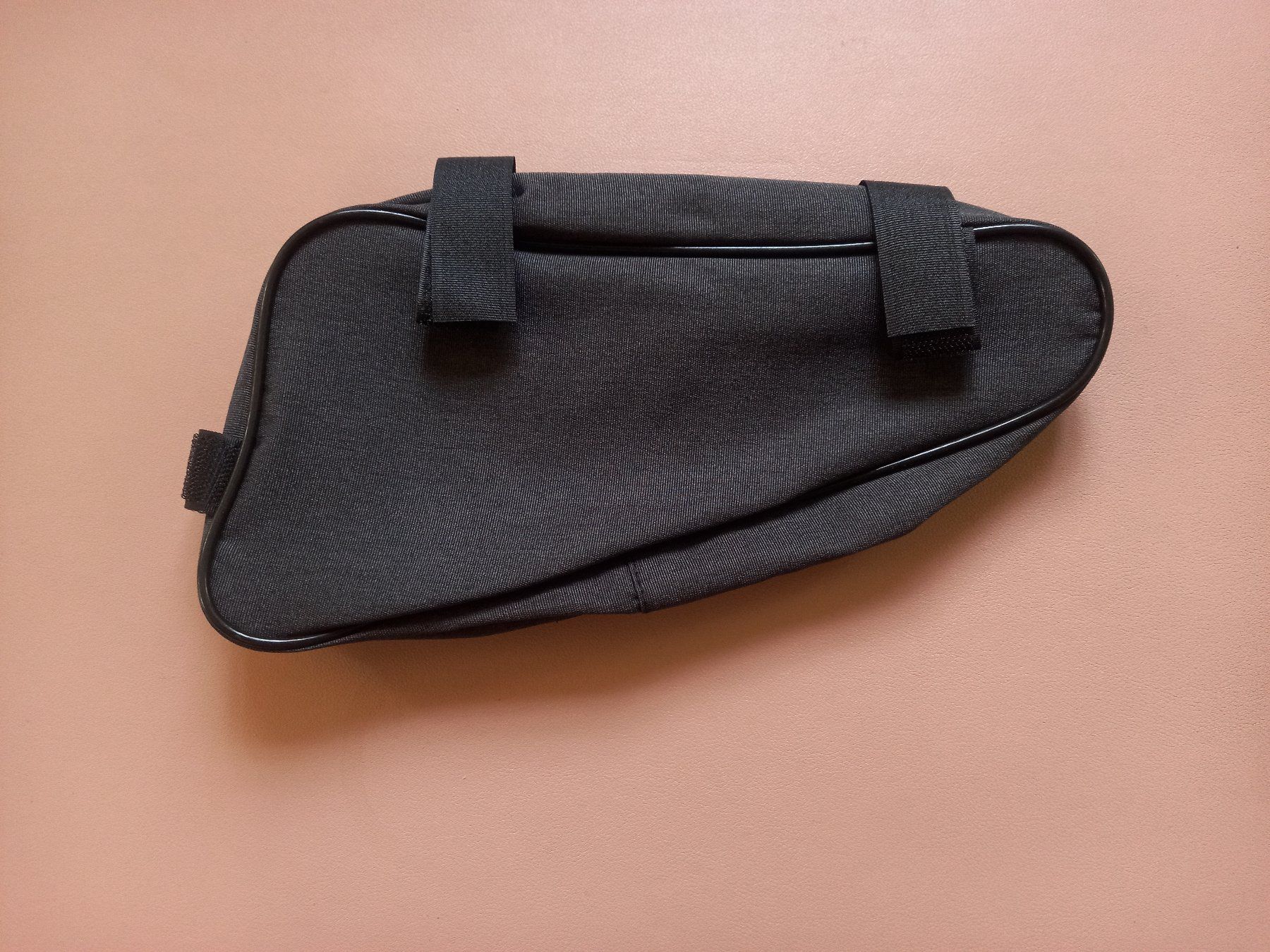 Taschen: 3x Fahrradtasche Dreieck grau - Sac de rangement pour vélo – Neu und originalverpackt aus Bremblens von SHOPSPORT 1