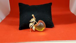 Goldene Apfel Brosche mit Steinchen verziert