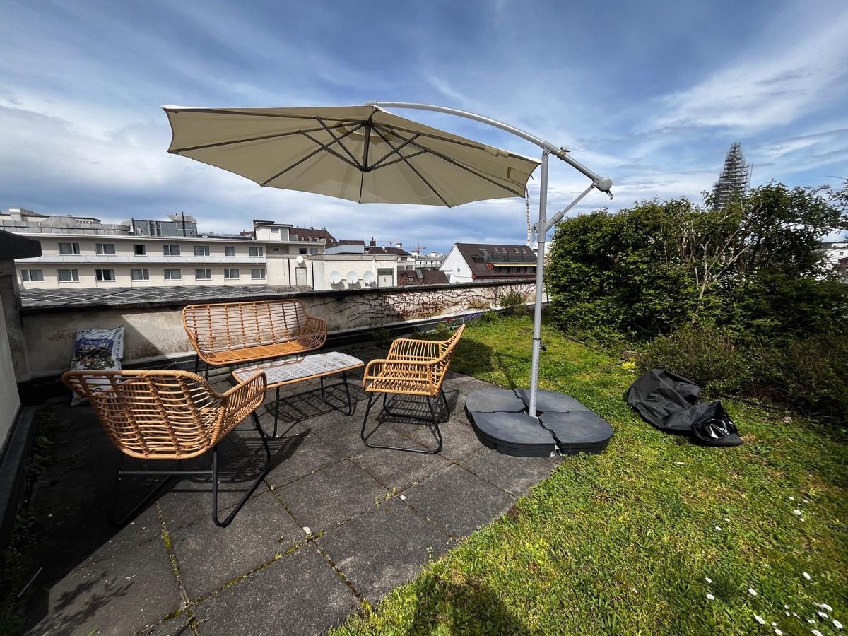 Ombrelloni: Large Cantilever Parasol for Summer Shade – Usato da Basel venduto da rug_y5gq
