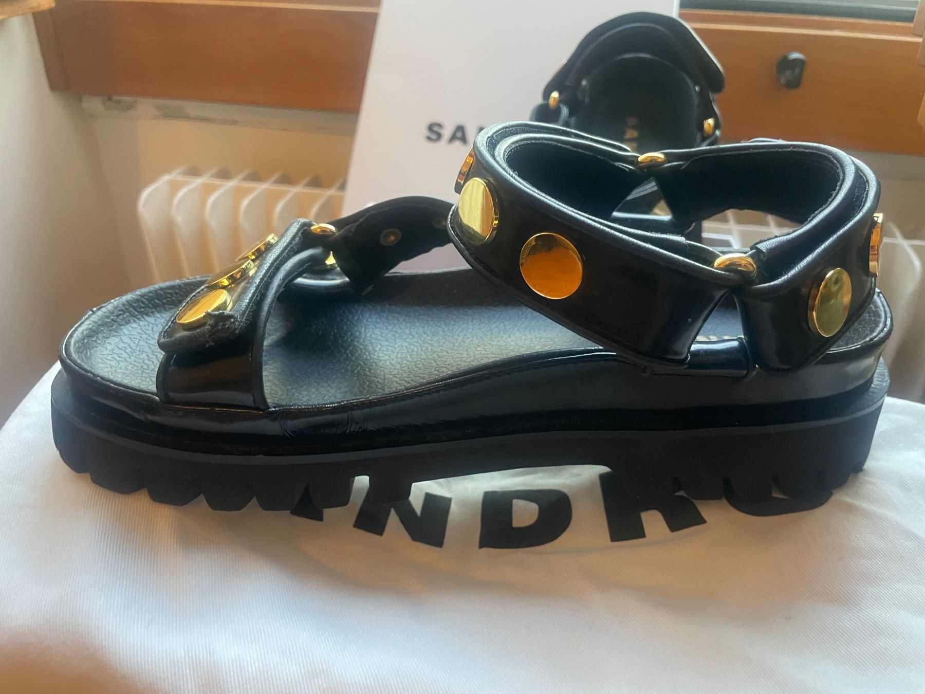 Sandro Scarpe da donna: Sandales Sandro noir clous dorés – Usato da Genève venduto da lailas_things 5
