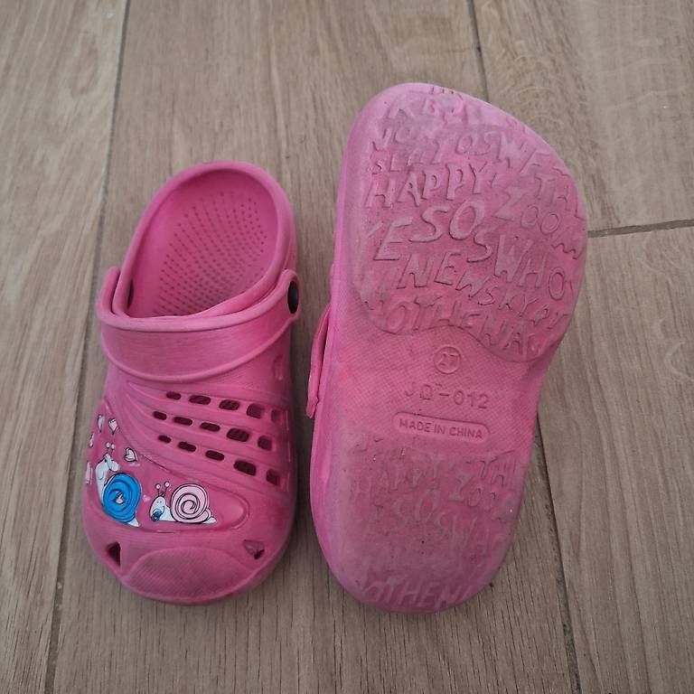 Scarpe per ragazzi: Pinke Kinder-Clogs / Badeschuhe Grösse 27 – Usato da Oberrüti venduto da Sandrina908 1