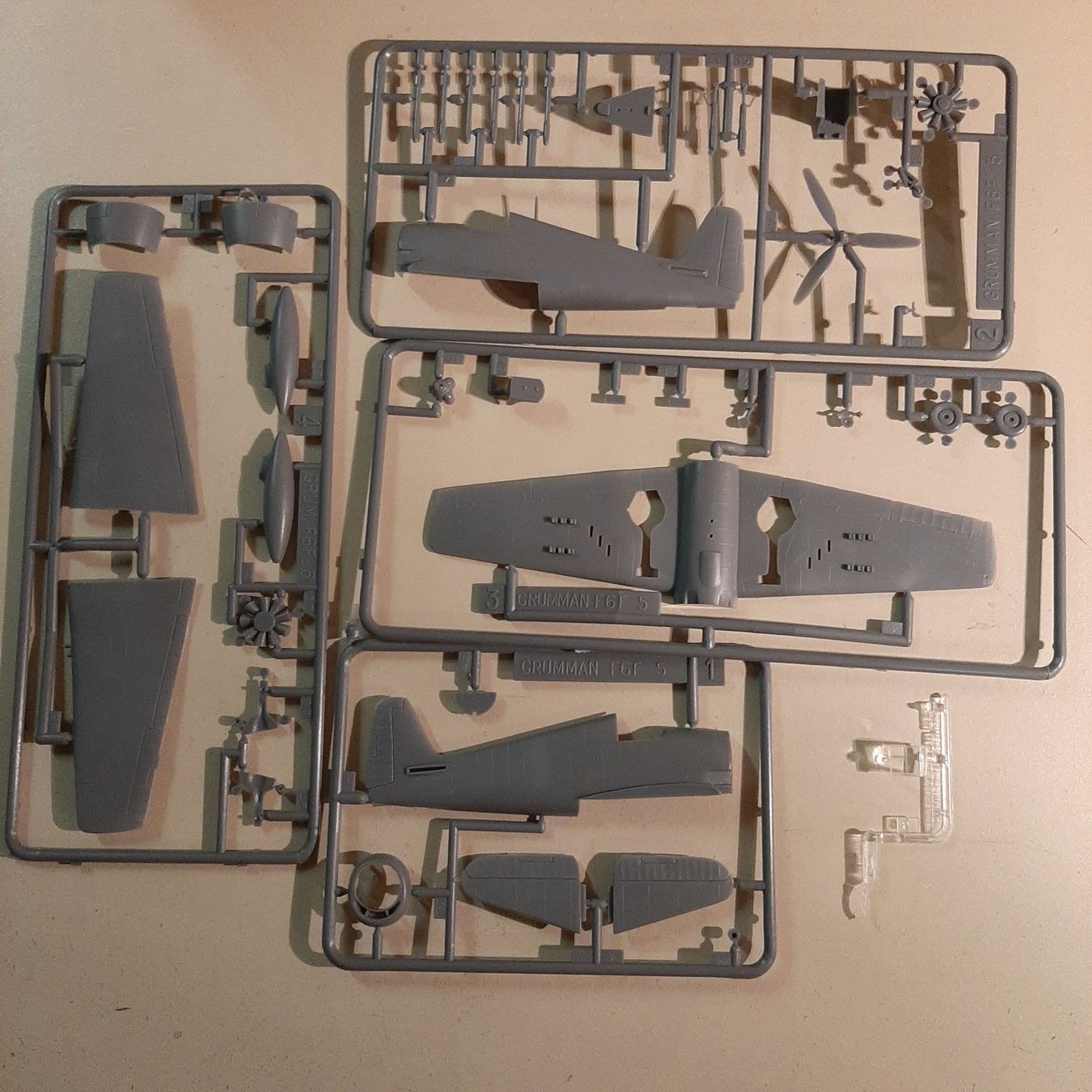 Heller Kit di modellismo & Modellini statici: 3045 ... Grumman F6F-5 Hellcat ... Heller 155 – Usato da Bonstetten venduto da Benibanny59 3
