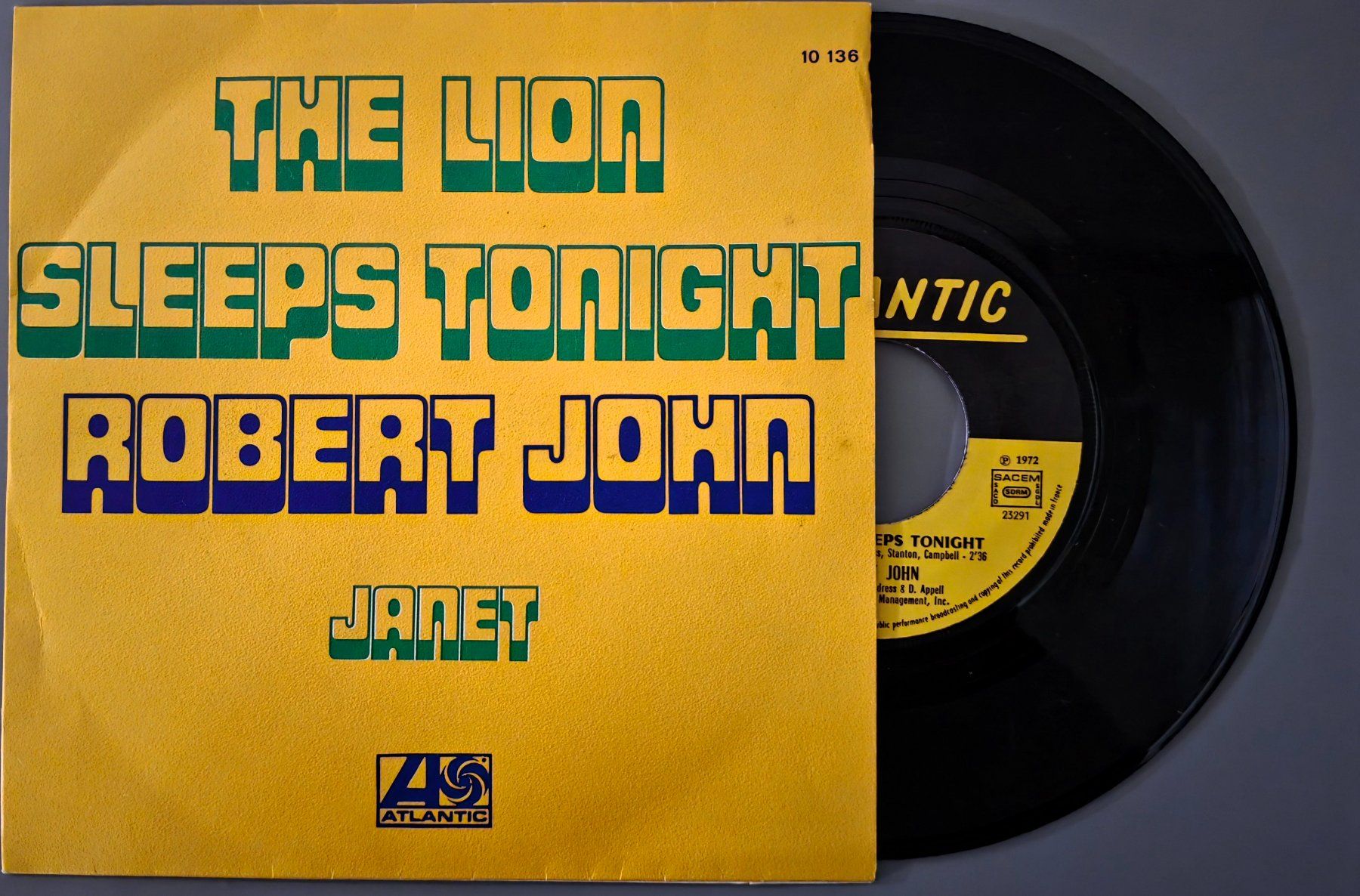 Dischi in vinile: Robert John Single – The Lion Sleeps Tonight – Usato da Root venduto da atelier22