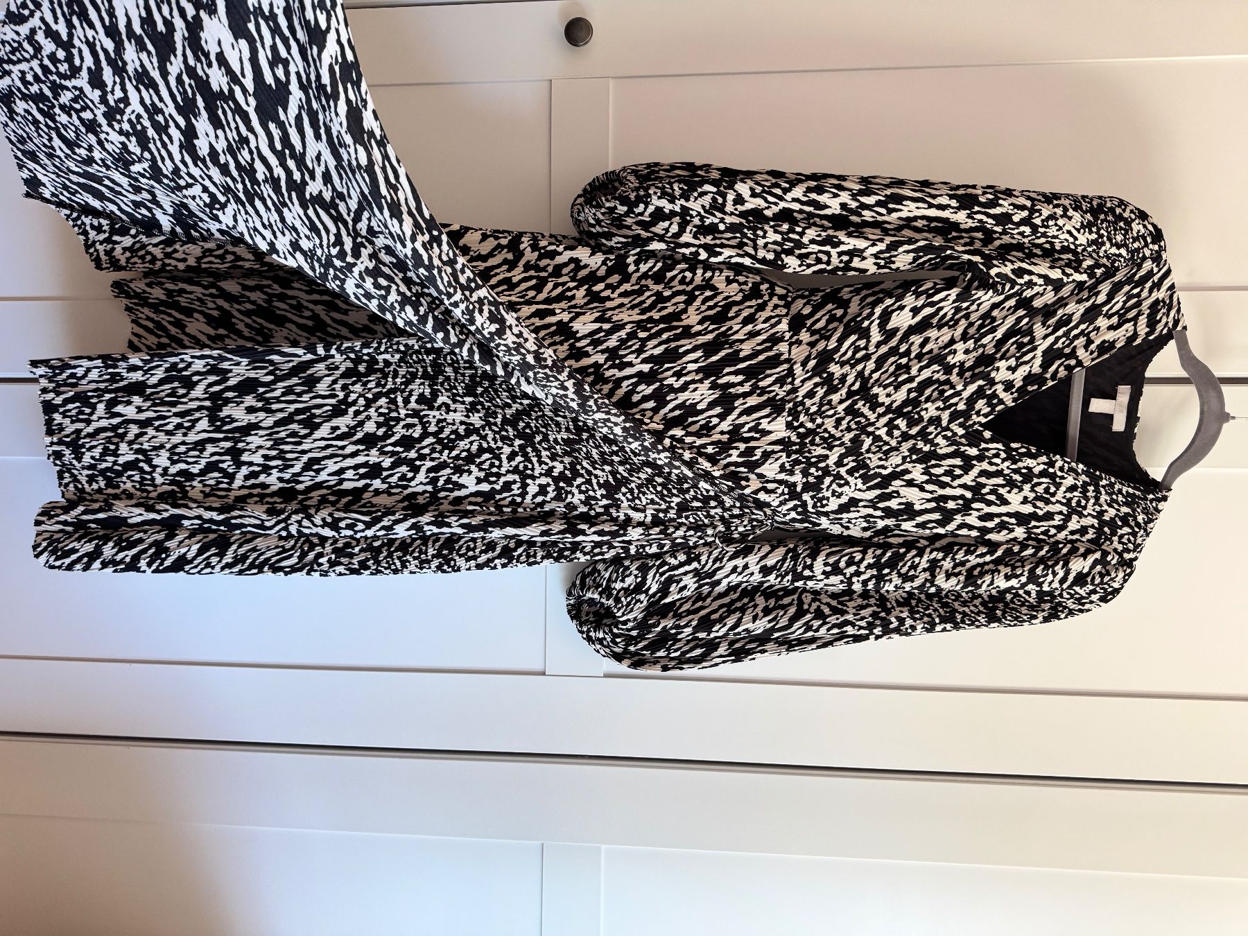 H&M Kleider: Gemustertes Midikleid. – Gebraucht aus Tägerwilen von wik_f6d9 3