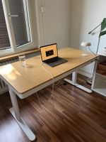 Höhenverstellbarer Schreibtisch mit kabellosem Laden