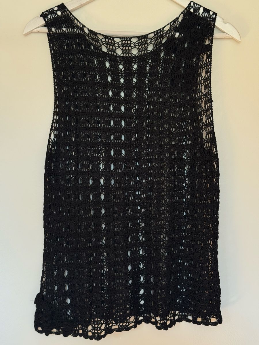 Top: Black crocheted sleeveless top size M-L  – Usato da Turbenthal venduto da elizameise 2