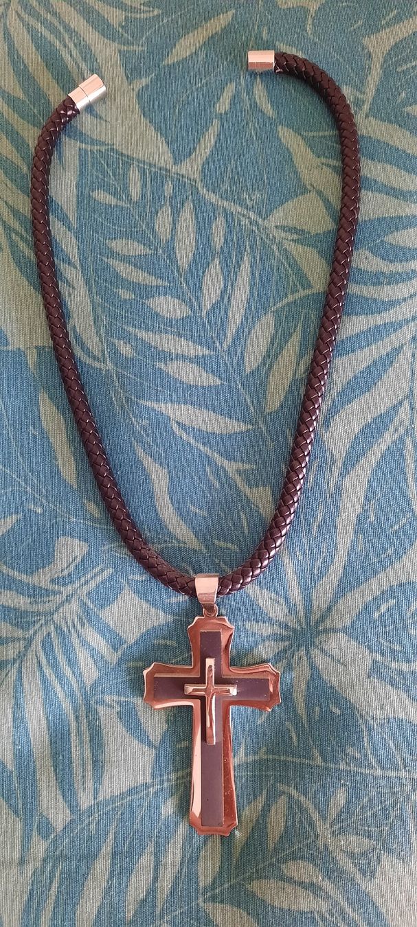 Catenine: grand croix avec collier en cuir Neuf – Nuovo e nell'imballaggio originale da La Chaux-De-Fonds venduto da titi117suisse