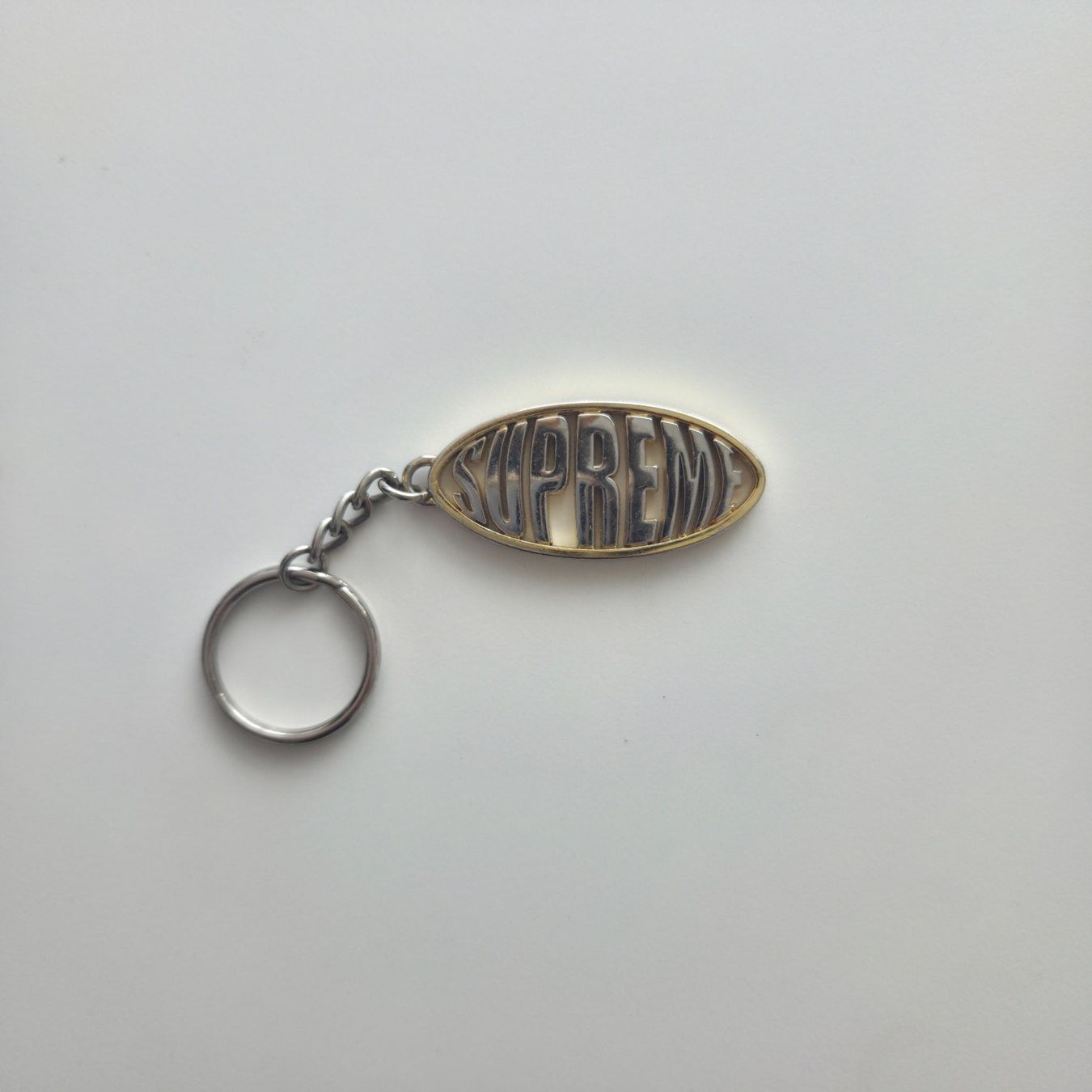Portachiavi: Supreme Oval Logo Keychain S/S 2017 – Usato da Zürich venduto da Wickeddude 1