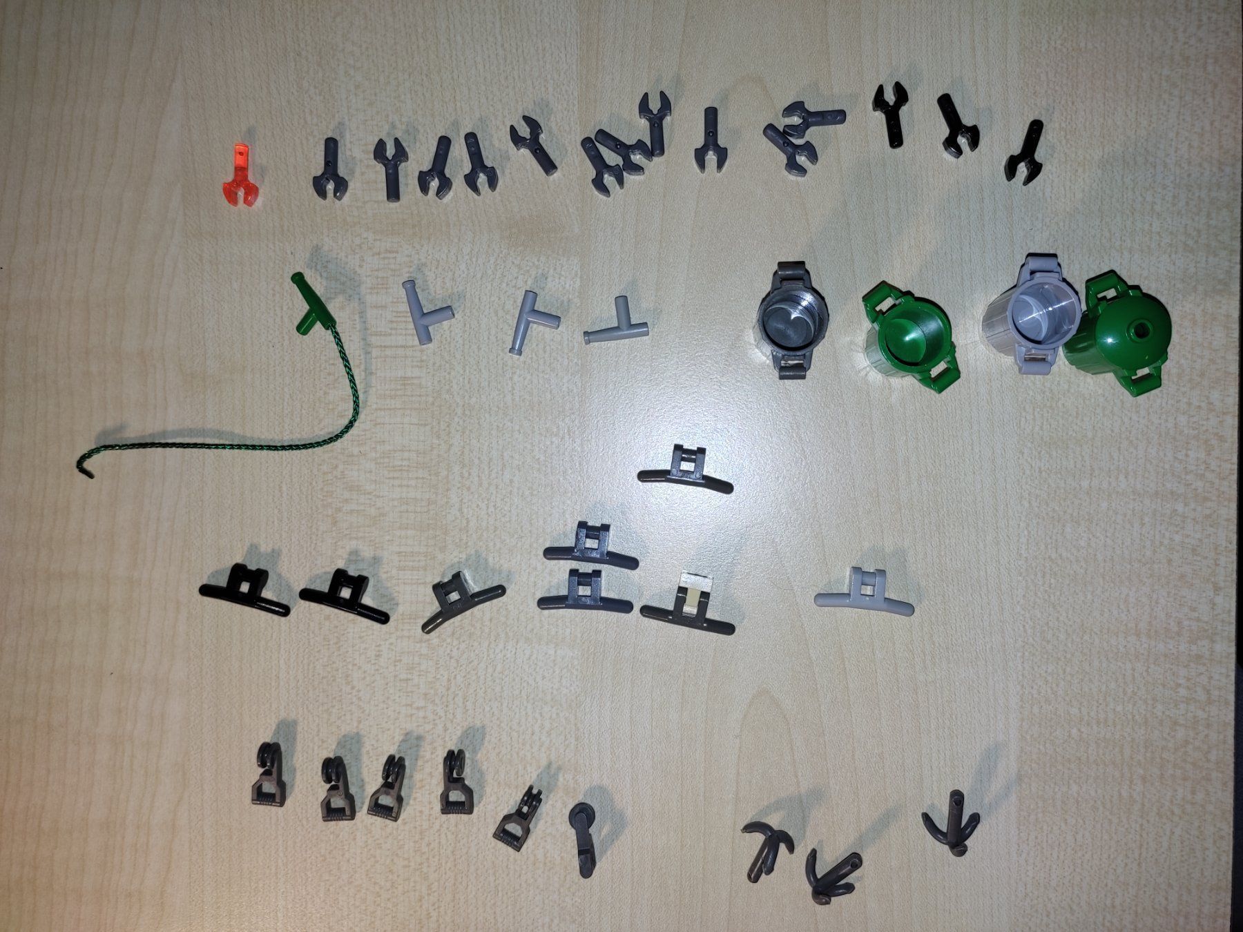Lego Kit di costruzioni: Lego: zipline, hook, trash can, hose,and – Usato da Montricher venduto da Babou72
