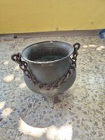 Metallkessel mit Kette und Fuss