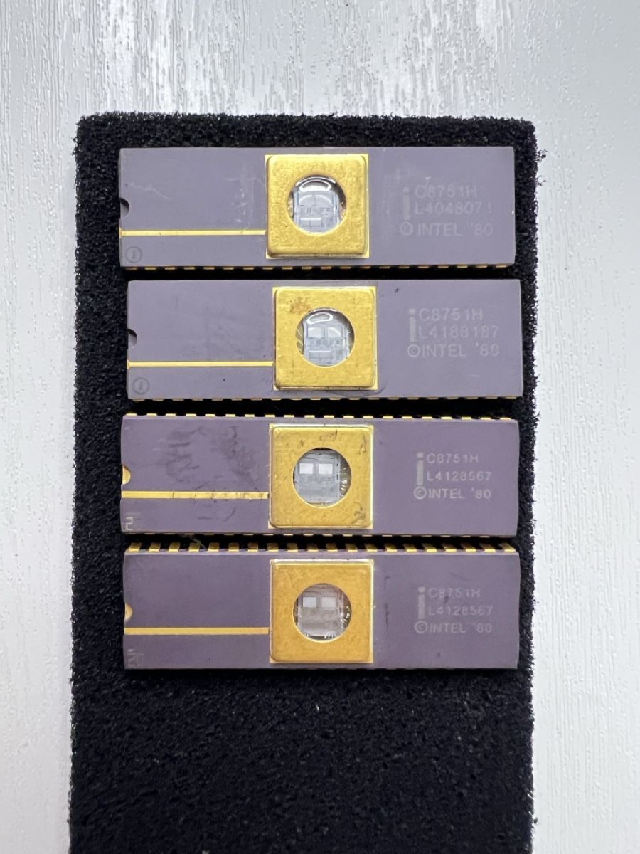Elektronikbauteile: 4x Intel C8751H UV EPROM Microcontrollers – Vintage Ceramic – Gebraucht aus Unterengstringen von Sehr1986