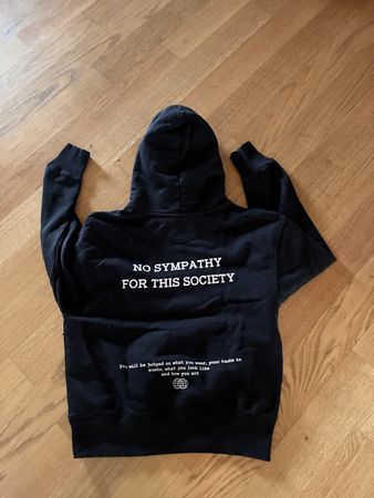 Schwarzer Hoodie mit Aufschrift NO SYMPATHY FOR THIS SOCIETY