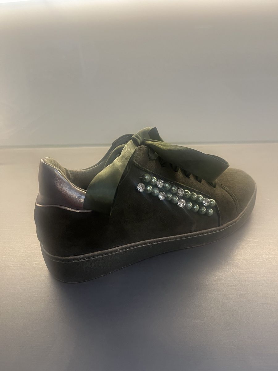 Damenschuhe: Trendy Damen Sneaker grün mit Perlen Gr.36 – Gebraucht aus St.Gallen von Monrose
