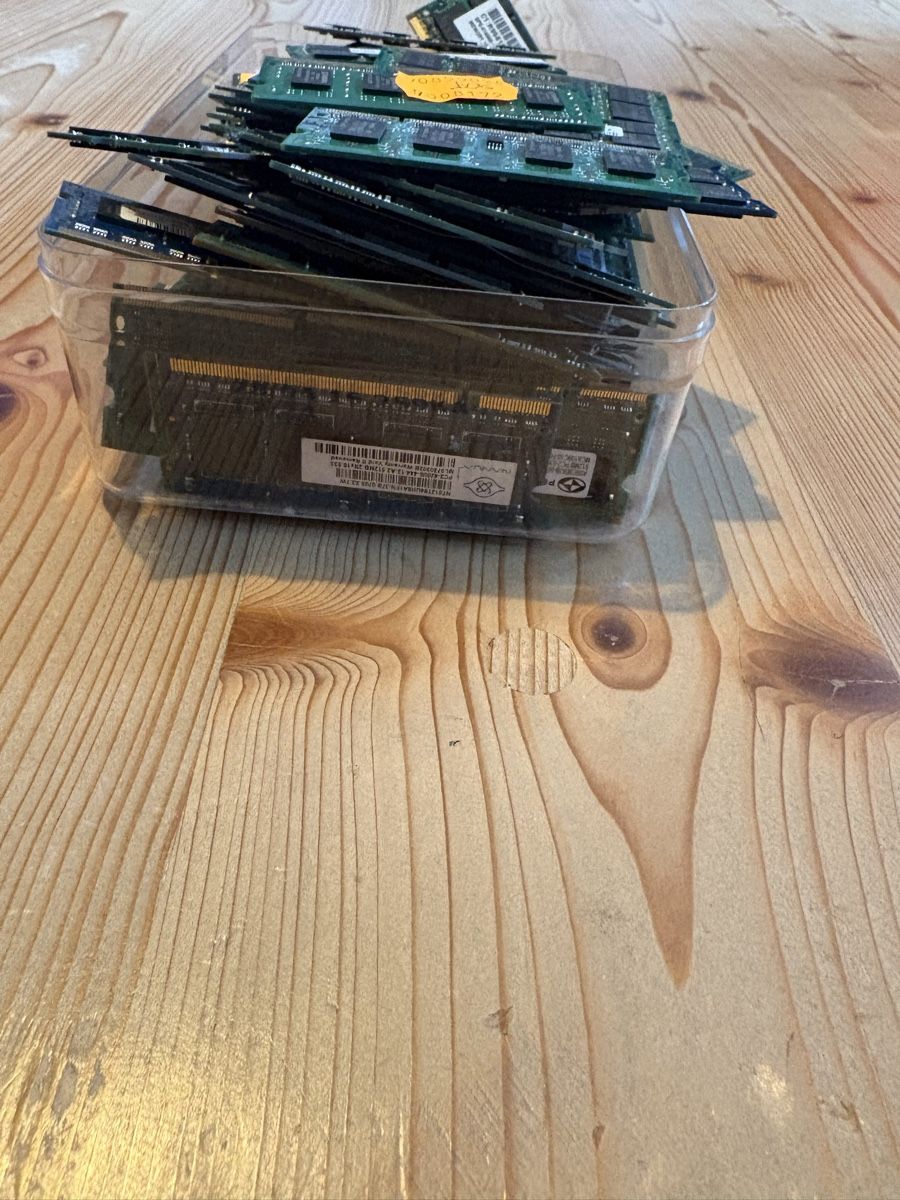 Componenti elettronici: RAM DDR lot – Usato da Les Bois venduto da StockSecure