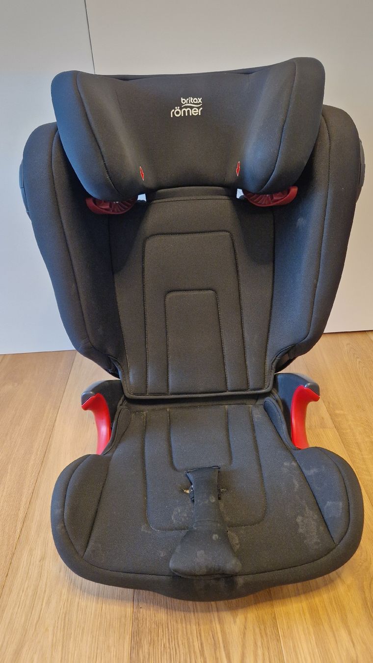 Britax Römer Seggiolini per auto: Britax Römer Kindersitz KidFix2 S Cosmos Schwarz – Usato da Richterswil venduto da mst1112 4