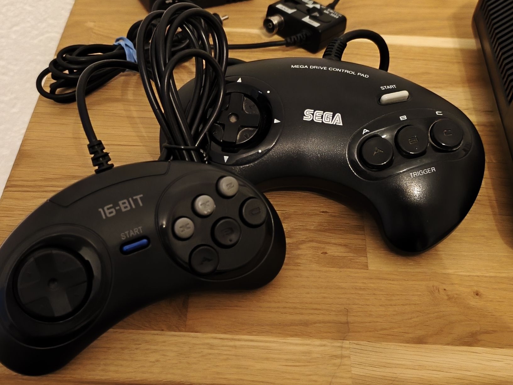Sega Console: Console Sega Mega Drive 1 genesis - sonic + manette – Usato da Conthey venduto da Th3gr4yf0x 4
