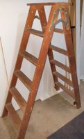 Stabile Bockleiter aus Holz / H 130 cm