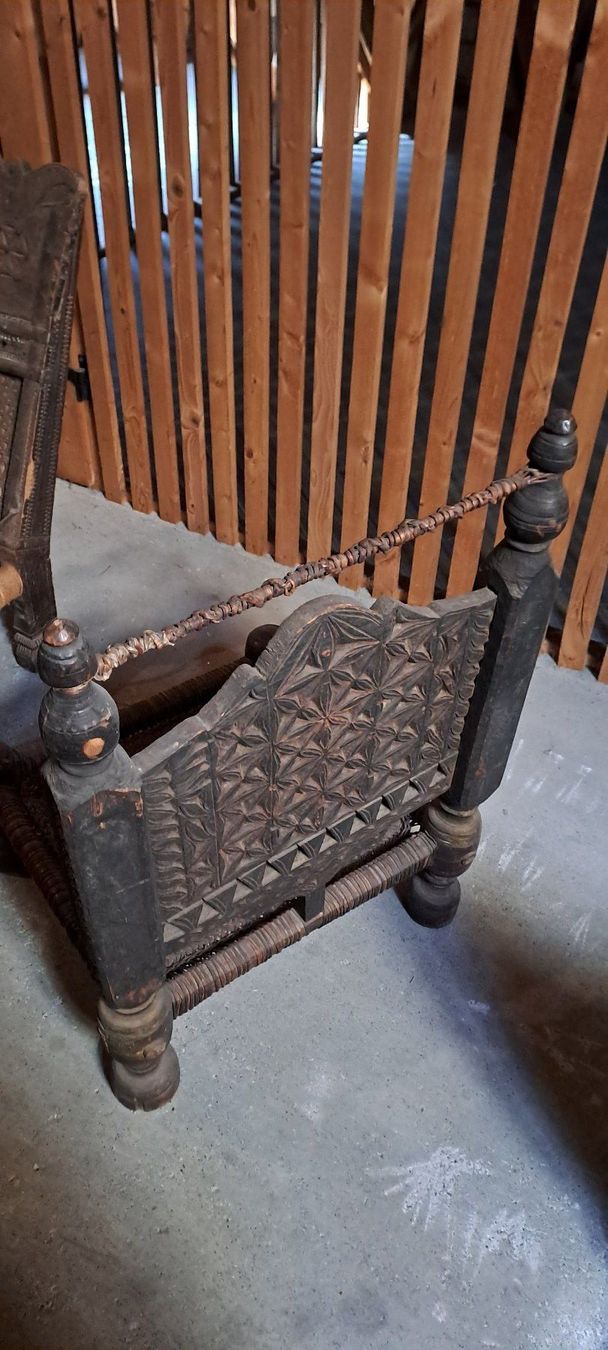 Poltrone: Indisches Sessel antik, mit geschnitzter Lehne – Usato da Zürich venduto da Michel1896