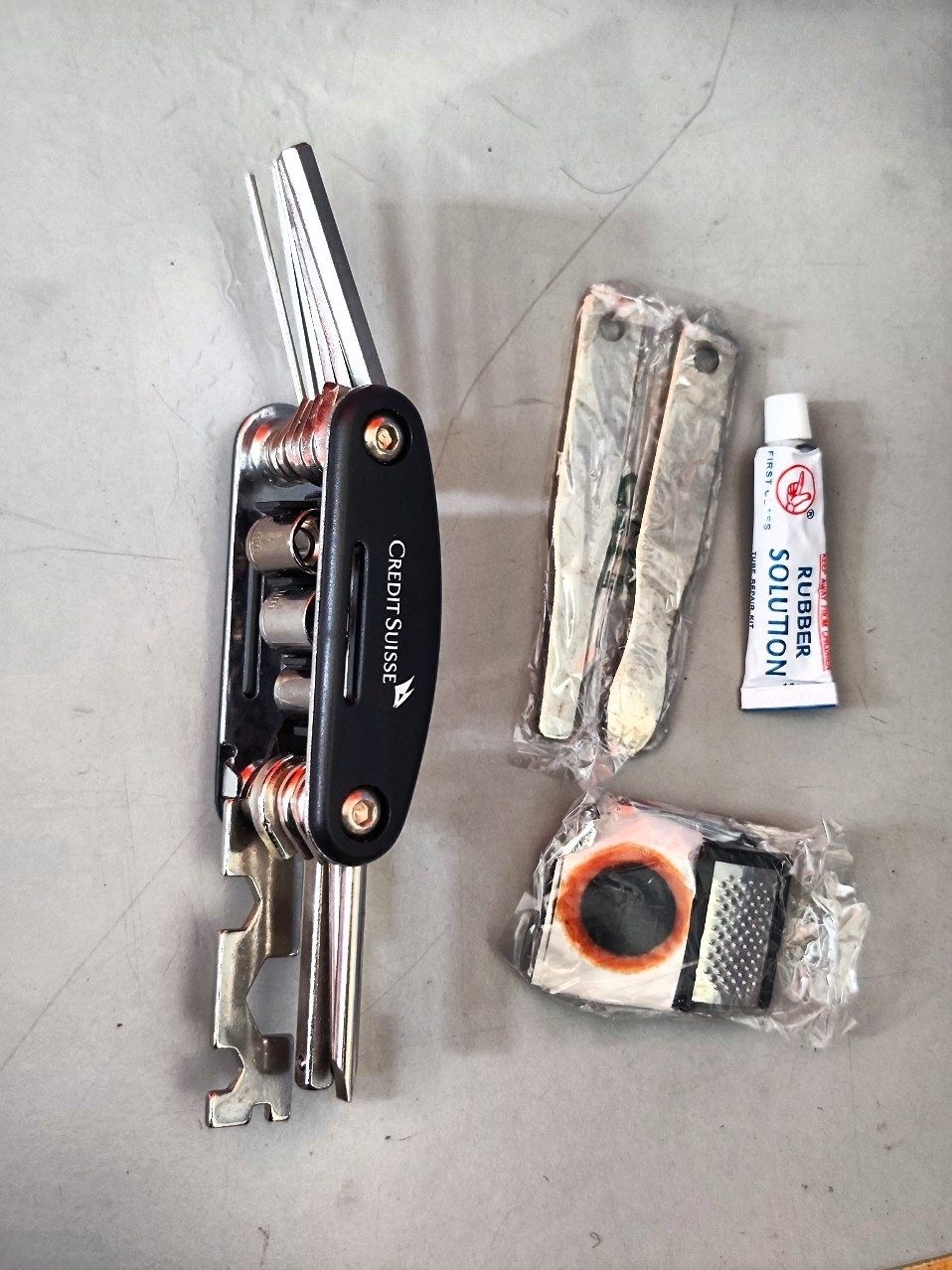 Tutti gli attrezzi: Multi-tool Bicycle Repair Kit with Tire Levers Glue – Nuovo (secondo la descrizione) da Grindelwald venduto da vla_z6zz