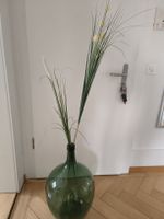 Grosse Glasballon Vase grün mit Kunstpflanzen 