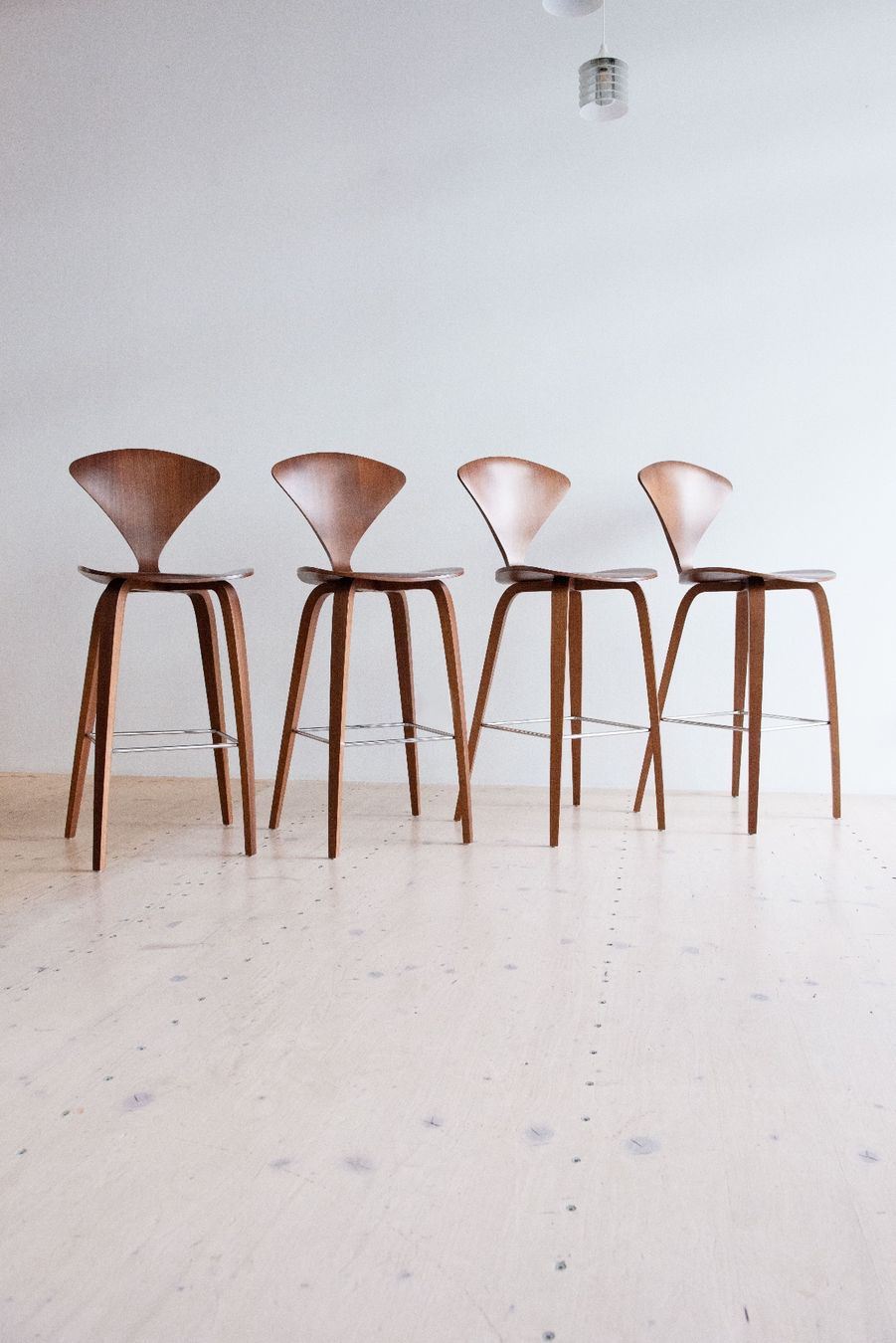 Stühle: Set of 4 Norman Cherner Bar Stools Walnut – Gebraucht aus Zürich von heydaymoebel 4