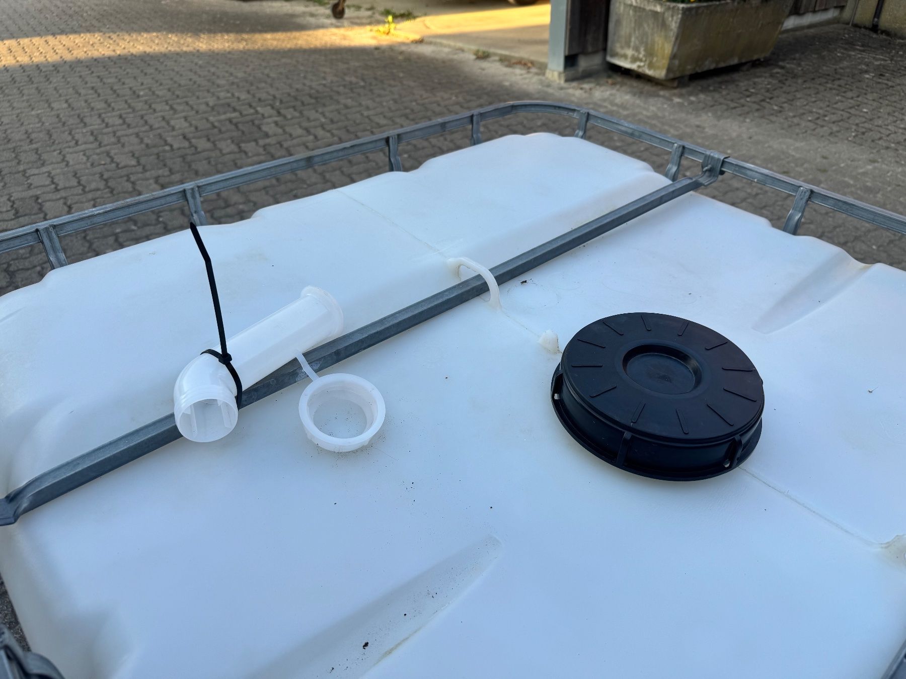 Abbeveratoi e trogoli: IBC Container 1000L gebraucht mit Hahn und Deckel – Usato da Dotzigen venduto da JD73 4