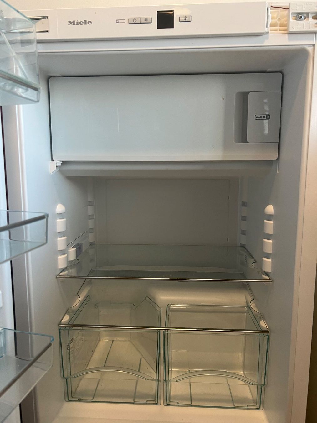 Miele Frigoriferi: Miele Einbaukühlschrank mit Gefrierfach – Usato da Lachen SZ venduto da Kawa10 4