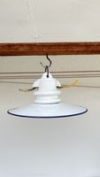 Stalllampe mit Emailleschirm weiss