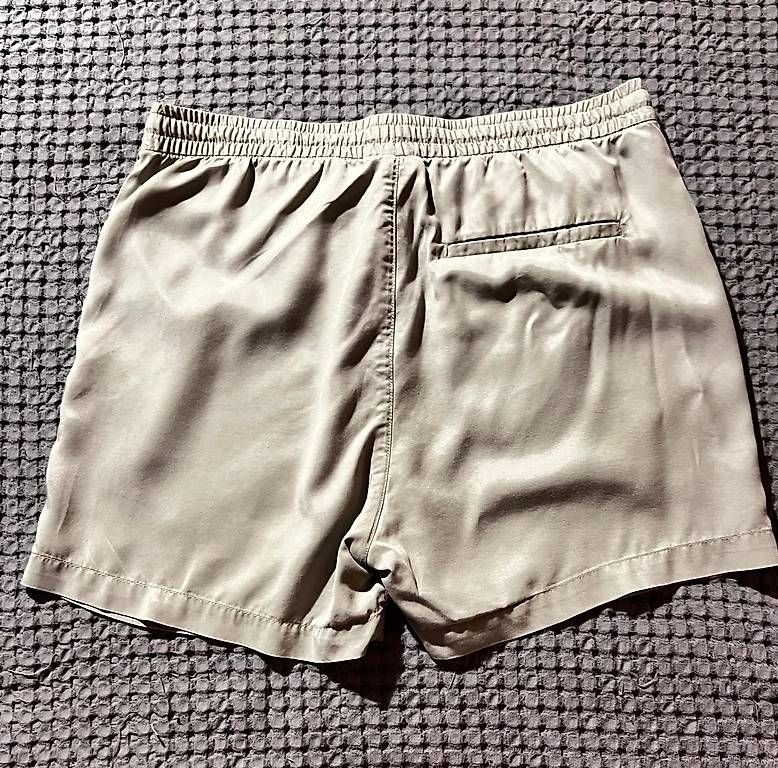 Pantaloni: Short beige casual en tissu léger – Usato da Genthod venduto da mar_g8vn 1