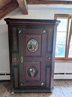 Antiker Schrank mit Bauernmalerei