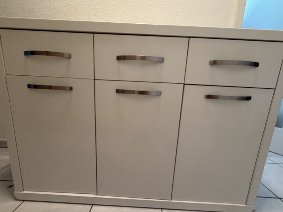 Commodes:  Gratis Kommode mit Stauraum, sofort abholbereit – D'occasion à Dübendorf par mas_lsc9 7