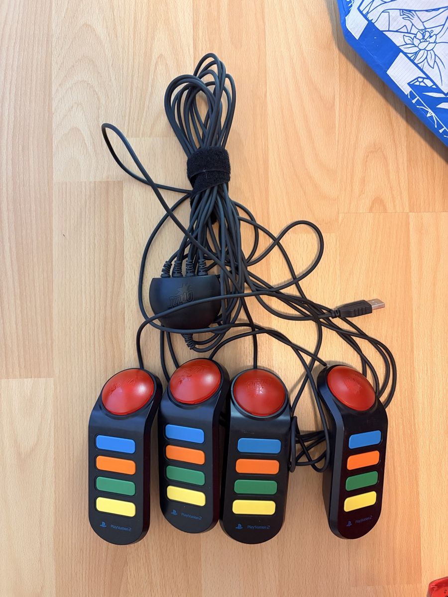Manettes: PlayStation Buzz Controller 4er Set mit Kabeln guter Zustand – D'occasion à St.Gallen par rg4shi