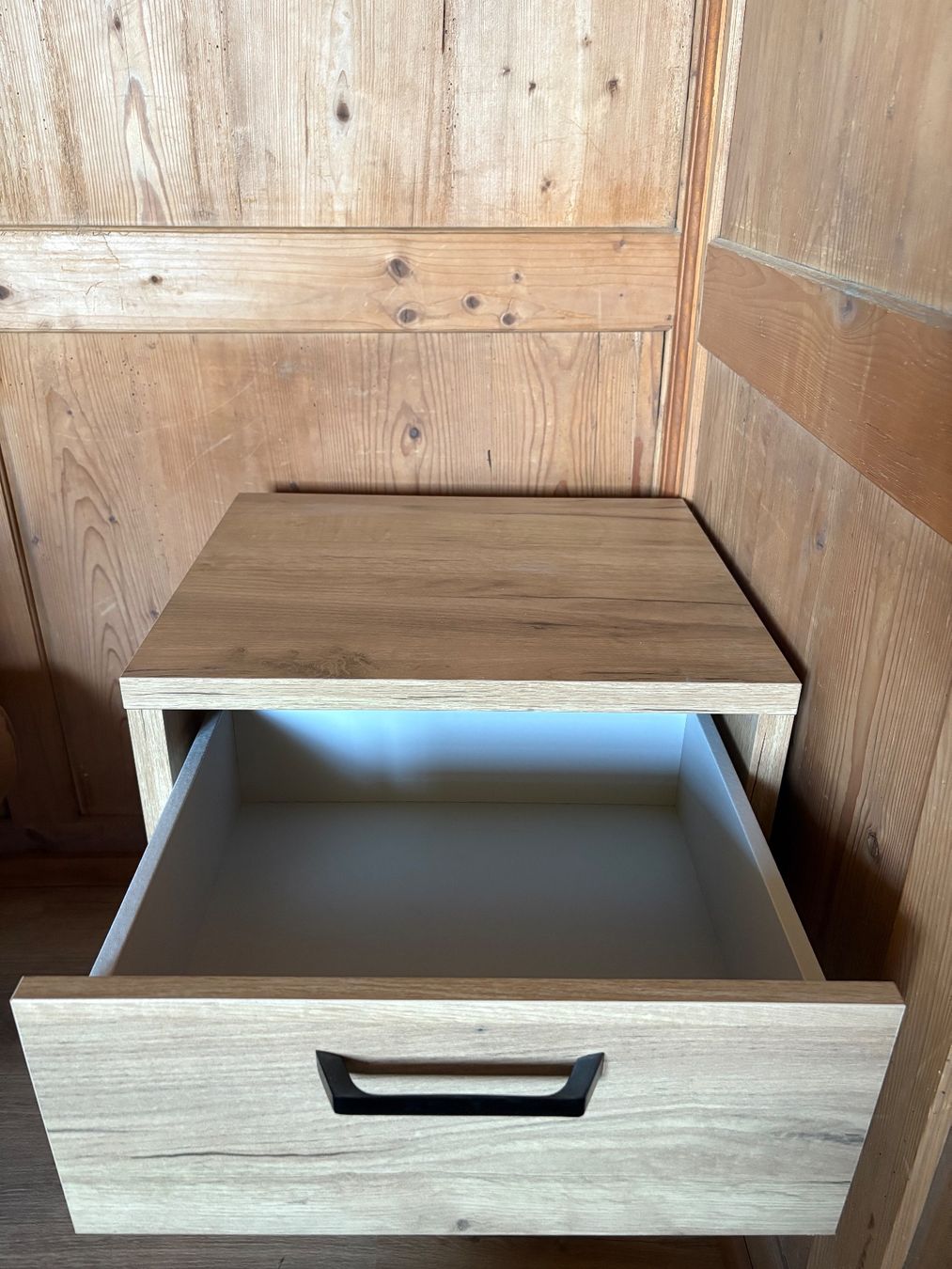 Tables de nuit: Nachttisch – D'occasion à Mauren TG par smi_v8m5 1