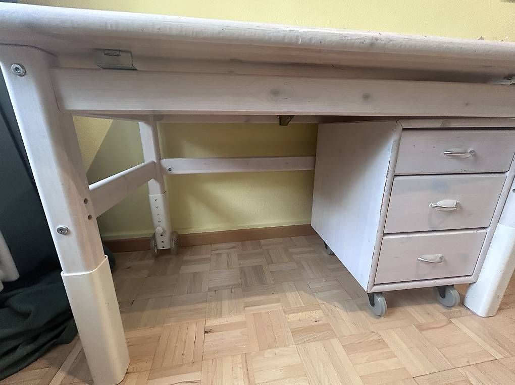 Scrivanie: Kinderschreibtisch mit Schubladen & Stuhl – Usato da Zürich venduto da Jeannine81