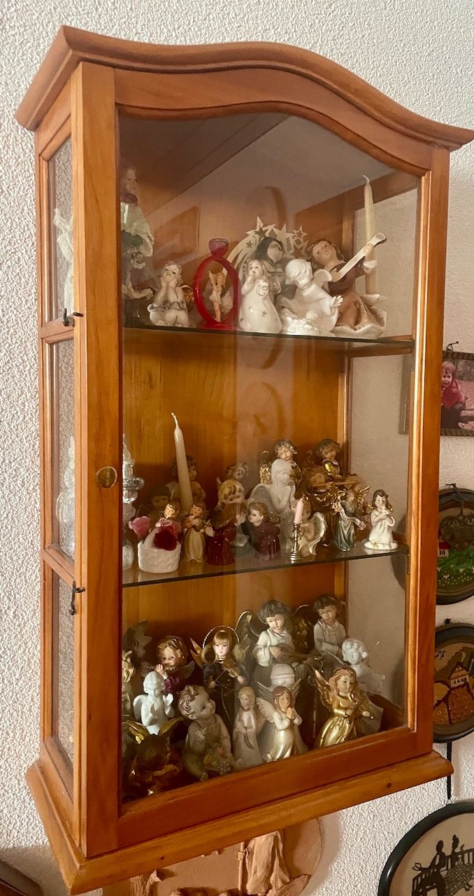 Vitrinen: Engel-Sammlung inkl. Vitrine – Gebraucht aus Kleinlützel von Schatzkiste_Laufen 1