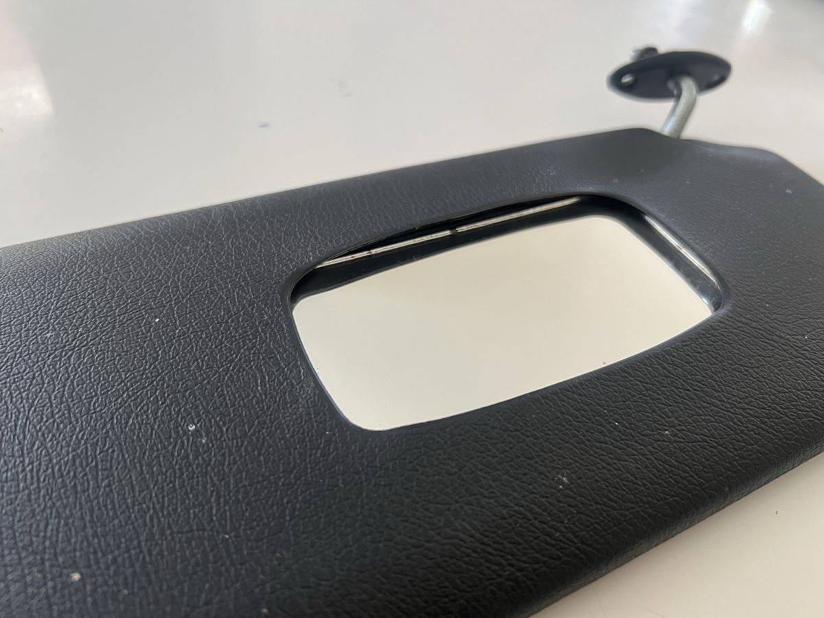 BMW Tutti pezzi di ricambio auto: BMW E30 Pare-soleil noir – Usato da Poliez-Pittet venduto da Spounce 3