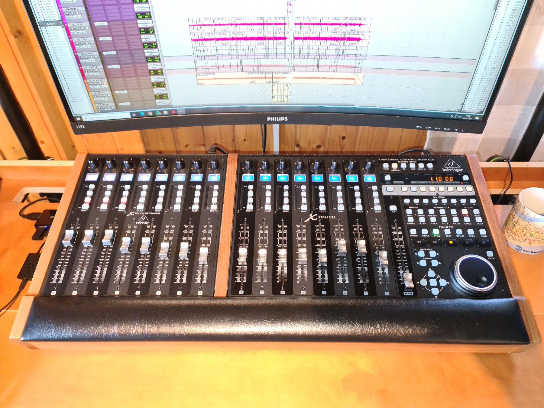 Behringer Mischpulte: Behringer X-Touch + Extender In Custom LUX Walnut Casing – Gebraucht aus Farvagny-le-Petit von dru_w5b6 4