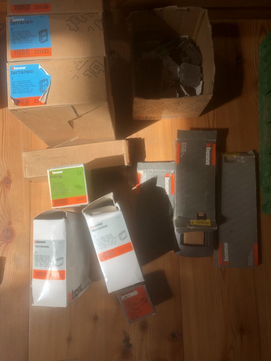 Interruttori: Lot Bticino électricité.  – Nuovo (secondo la descrizione) da Grangettes-Romont venduto da Guillaumegrangettes 5