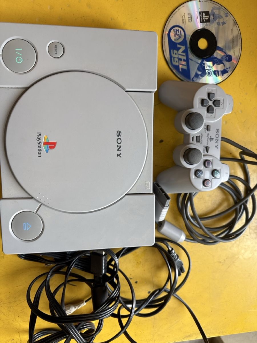 Sony Konsolen: Play Station 1 mit 1 controller (top zustand) – Neu (gemäss Beschreibung) aus Uetendorf von Loscar1