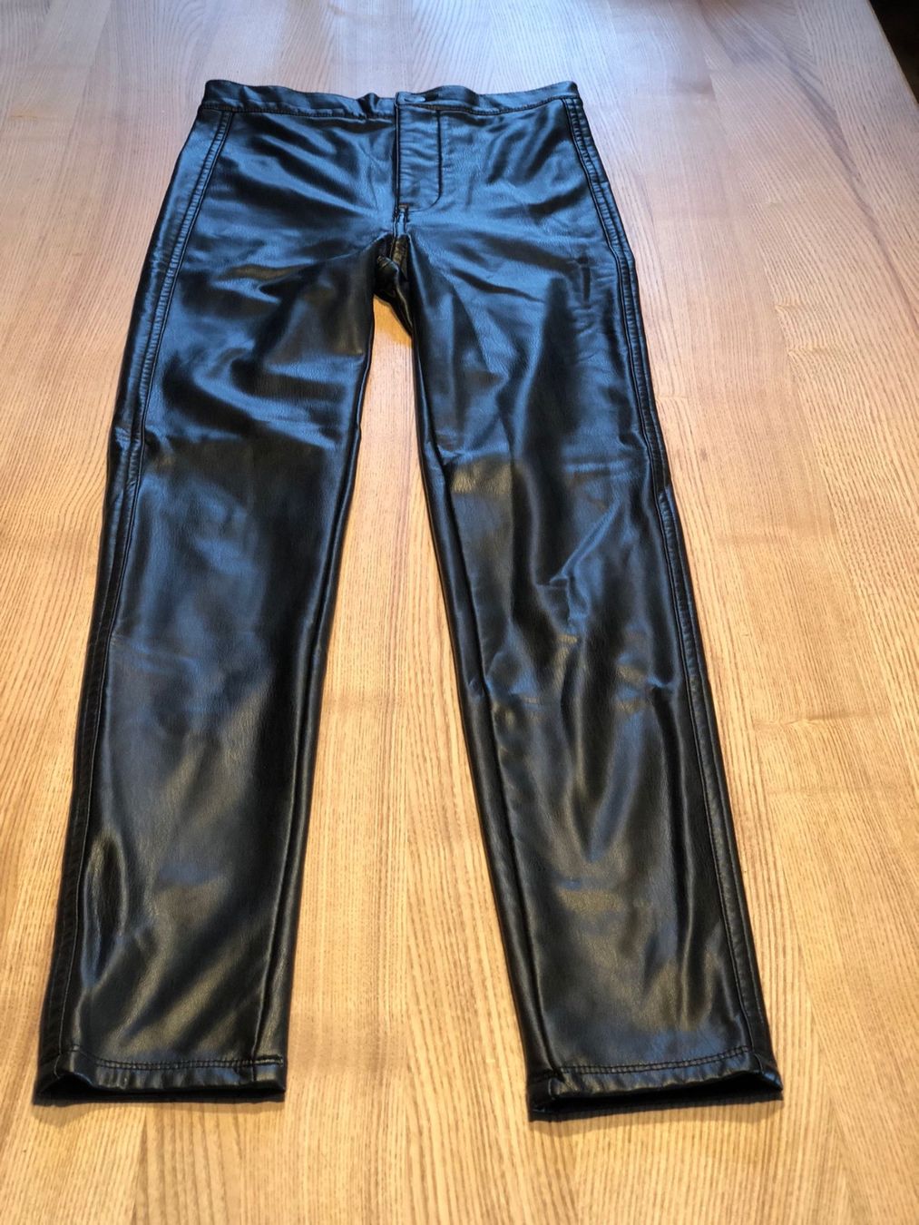Pantalons: Coole Kunstlederhose Pull + Bear Gr. 34 – D'occasion à Röschenz par Tashroal