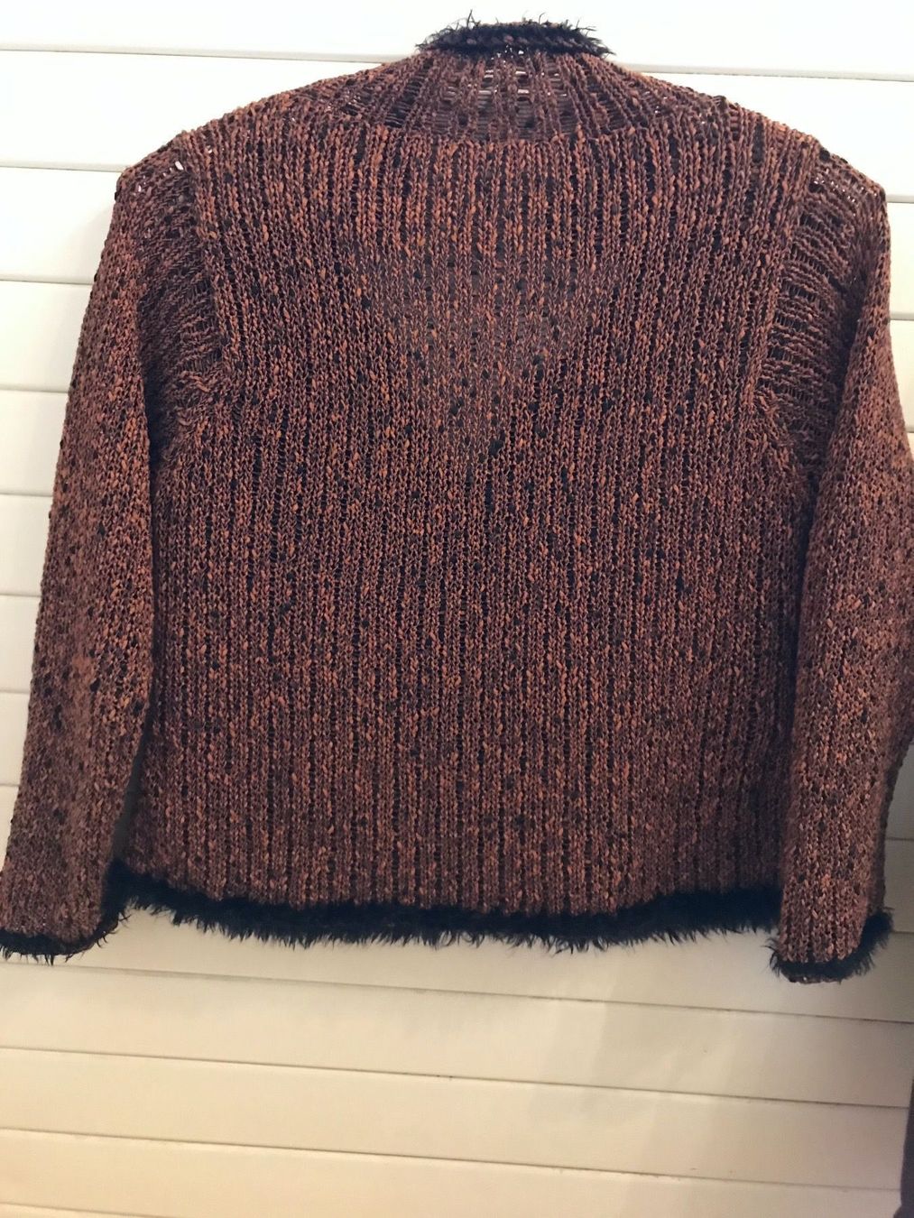 Giacche: neuwertige Garn-Strickjacke mit kontrastfarbigen Abschlüssen – Nuovo (secondo la descrizione) da Meilen venduto da Flockenwirbel 1