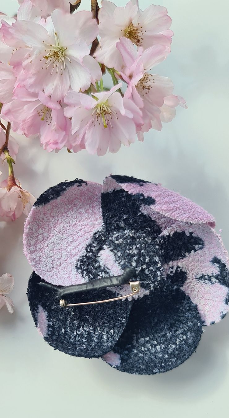 Chanel Spille & Fermagli: Chanel Camelia Brosche – Usato da Ostermundigen venduto da louisetcoco13 1