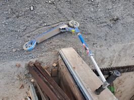 Blauer Kinderscooter für rasante Abenteuer im Frühling!