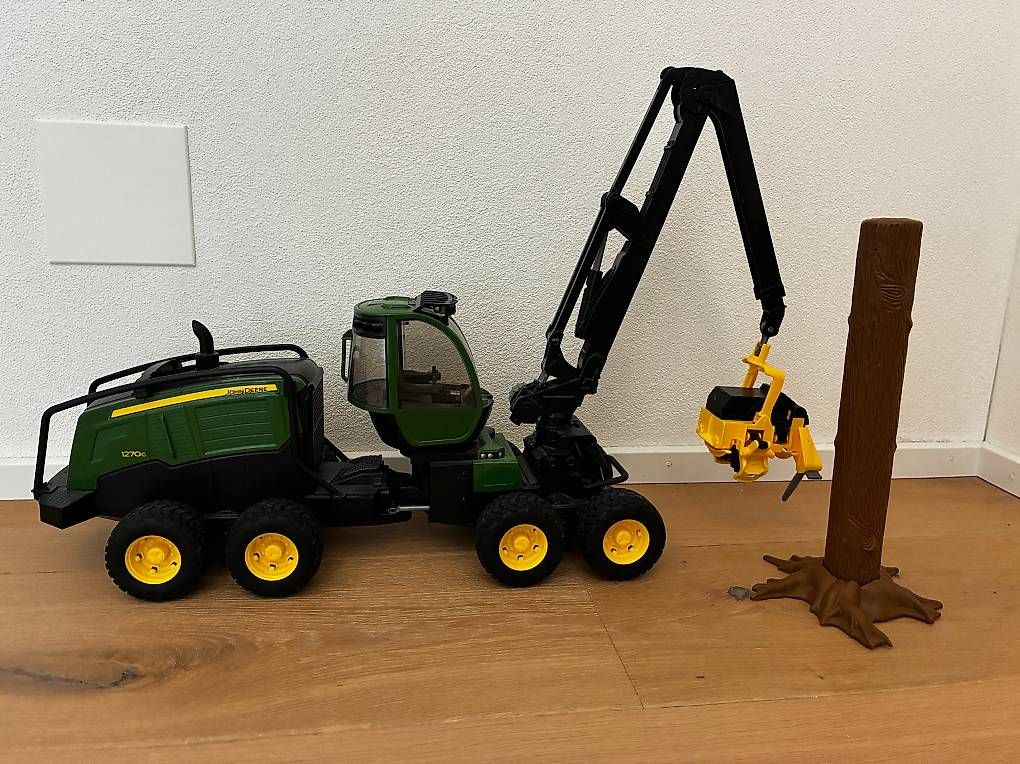 Jouets: BRUDER John Deere 1270G Vollernter mit Baumstamm – D'occasion à Bazenheid par Micele84 1