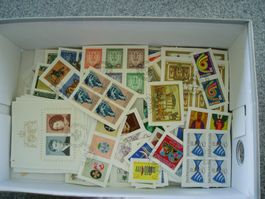 Liechtenstein 1300 Gr. Briefmarken auf Papier