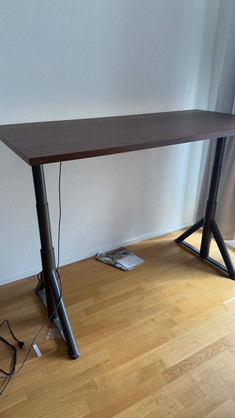 Bureaux: Schreibtisch Ikea Idåsen 160x80cm – D'occasion à Bad Zurzach par Slash660