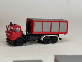 VE1- Herpa Mercedes Feuerwehr mit Preiser Absetzcontainer