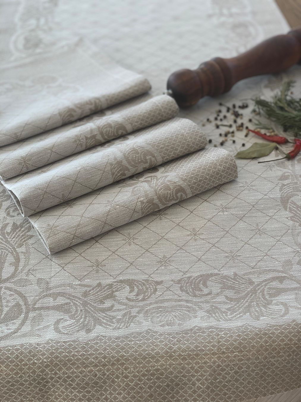 Altra biancheria da tavola: Chemin de table avec 4 serviettes de table en lin 100% – Nuovo e nell'imballaggio originale da Monthey venduto da La_maison_du_textile 1