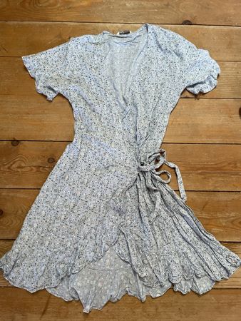 Sommer-wickelkleid hellblau blumen muster
